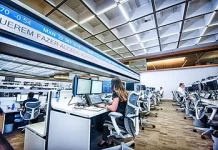 Taxa de Desemprego recua para 8,9% em agosto PNAD: 8,9% vs 8,9% expectativa vs 9,1% anterior No trimestre móvel encerrado em agosto, a taxa de desemprego sem ajuste sazonal registrou a sua sexta queda consecutiva, para 8,9%, em linha com o consenso de mercado. Com relação ao trimestre móvel encerrado em maio, a taxa recuou 0,9%, enquanto em comparação ao dado de 2021 apresentou queda de 4,2%. A série com ajuste sazonal recuou de 8,7% para 8,6%, com um aumento da População Ocupada, em mais um recorde da séria histórica, além de aumento marginal da População Economicamente Ativa. Na abertura do indicador, observamos uma composição positiva, com aumento de 1,7% do rendimento médio habitual com relação ao último trimestre. Além disso, nossa simulação de criação de vagas (conceito do Banco Central apresentado no RTI de 2019) apontou maior abertura de vagas no setor formal em relação ao informal (263 mil vs 84 mil), corroborando com a leitura do CAGED. E para frente? Para os próximos meses esperamos uma estabilização da taxa de desemprego e da criação de vagas no emprego formal, em linha com o nosso cenário base de desaceleração da atividade econômica no 4T22 e 2023. A despeito da expectativa de estabilidade do desempenho dos indicadores agregados do mercado de trabalho, o rendimento real deve acelerar nos próximos meses, reduzindo a diferença com relação a recuperação do PIB nos últimos meses. Entendemos que esse avanço deve decorrer da dissipação da inflação e do mercado de trabalho mais apertado. A melhora do rendimento real deve beneficiar o consumo das famílias e afasta as possibilidades de desaceleração intensa da atividade econômica para o 4T22.